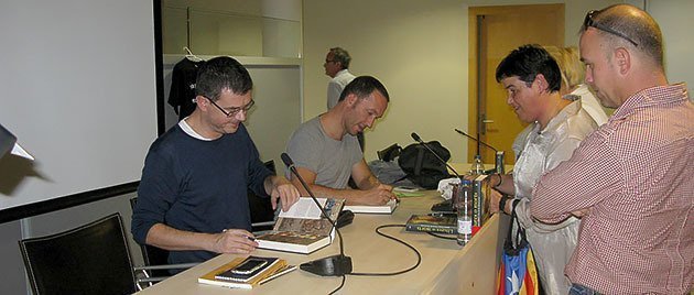 Els escriptors David Montserrat i Jaume Clotet, signen llibres en la presentació a Golmés. 
