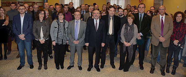El president en la fotografia amb els periodistes lleidatans i membres de la Diputació.