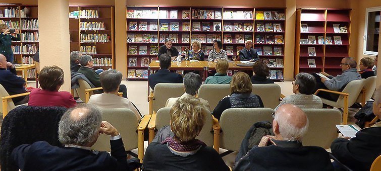 Maria Àngels Filella presenta El vel que amaga les Myriams en la Biblioteca Jaume Vila de Mollerussa.