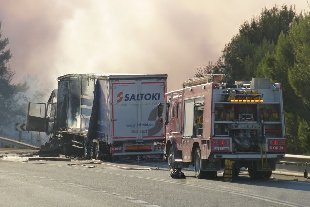 L'accident del camió que va causar un incendi a l'N-240 a l'alçada de Tarrés. Foto. Tarrés al dia