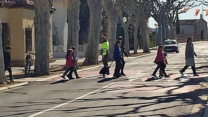 Un empleat municipal regula el trànsit en l&#39;avinguda Sant Roc del Palau d&#39;Anglesola