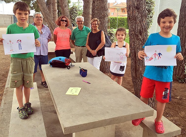 Alguns dels participants al 1r Concurs de dibuix infantil intergeneracional de les Borges