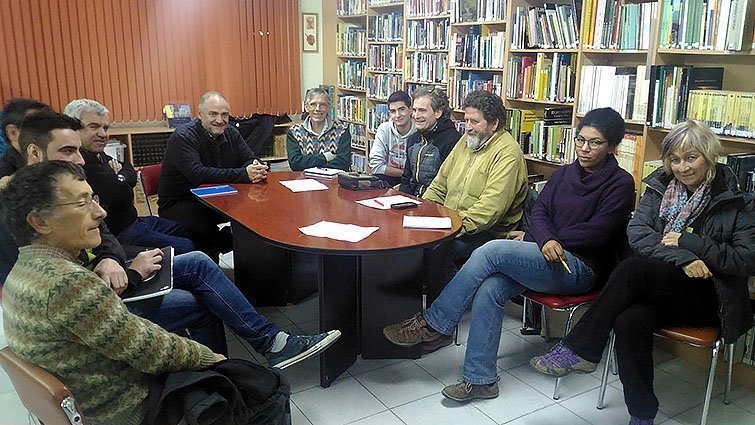 Imatge de grup de la trobada de representants de diferents entitats excursionistes i ecologistes que han reactivat la plataforma 'Salvem Mont-rebei' al Centre Excursionista de Lleida. Imatge del 28 de desembre del 2016 (horitzontal)