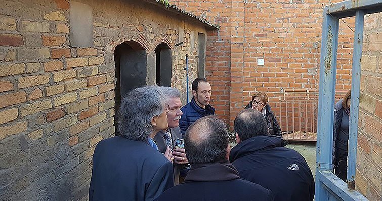 L'alcalde de Linyola, Àlex Mases, mostrant l'espai de l'antic escorxador a representants dels departaments de Salut i Agricultura interior