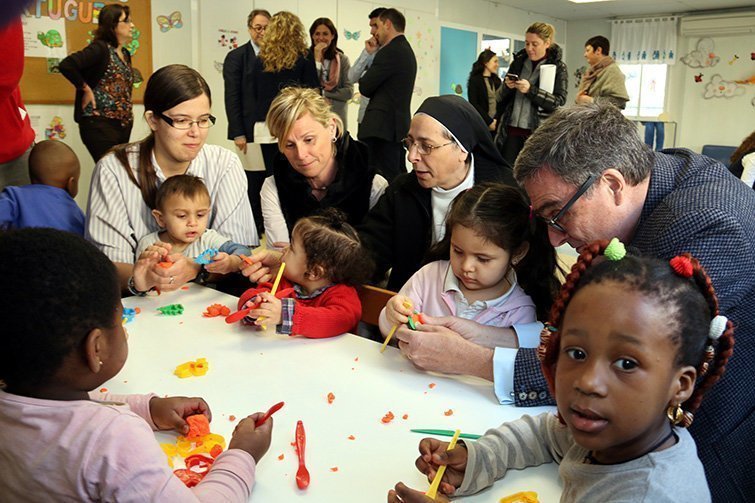Lucía Caram visita al centre materno infantil de la Mariola Interior