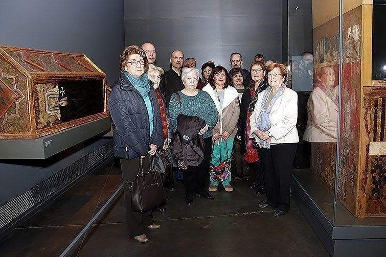 Pla general  de diversos membres de la Plataforma d'Entitats Culturals de Lleida al costat d'algunes de les obres de Sixena que hi ha al Museu de Lleida, el 16 de febrer de 2017. (Horitzontal)