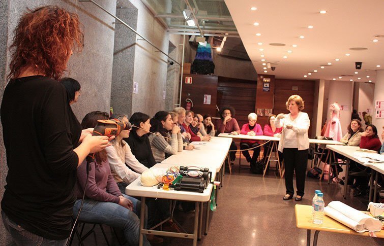 El Museu de Vestits de Paper organitza cursos 1 interior