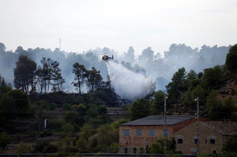 Un helicòpter deixant anar la càrrega d&#39;aigua a l&#39;incendi de Vinaixa Interior