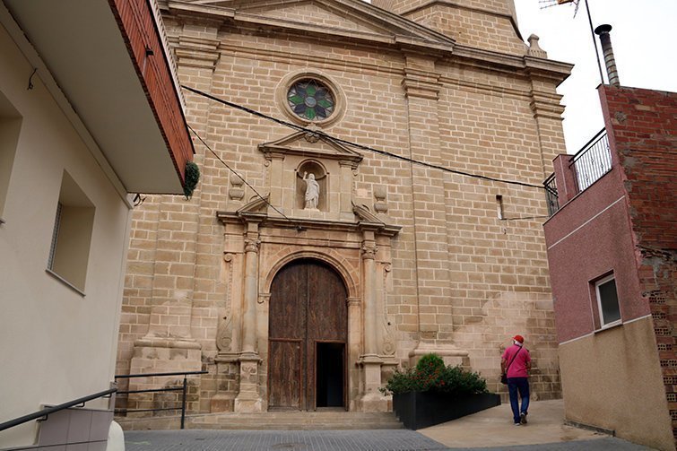 Imatge de Sant Joan  en la façana de l'església de Benavent de Segrià