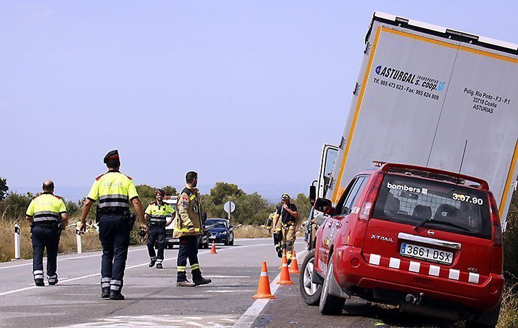Serveis d'emergències i Mossos en el lloc de l'accident mortal a Vinaixa