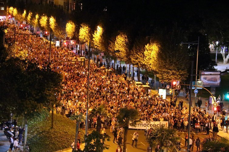 La manifestació que ha recorregut el centre de Lleida per reclamar la posada en llibertat de Jordi Sànchez i Jordi Cuixart.