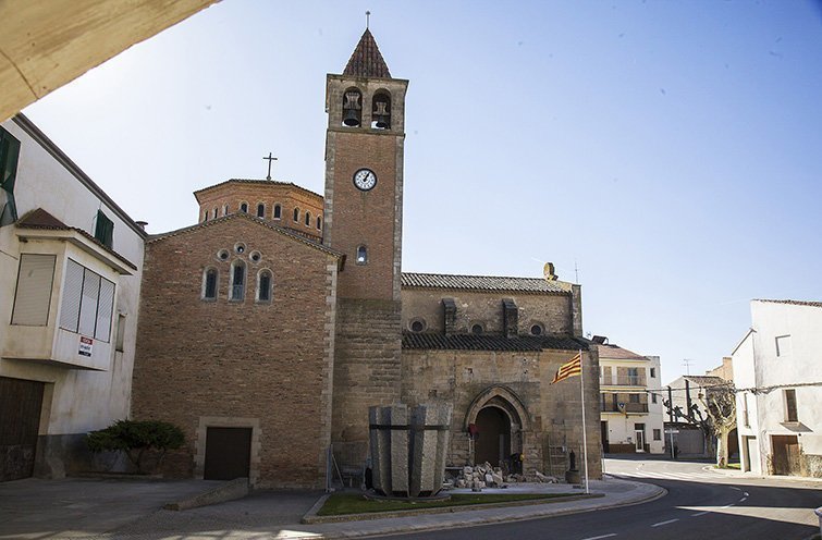 L'església de Vilanova de Bellpuig es troba a peu de la carretera d'accés al municipi