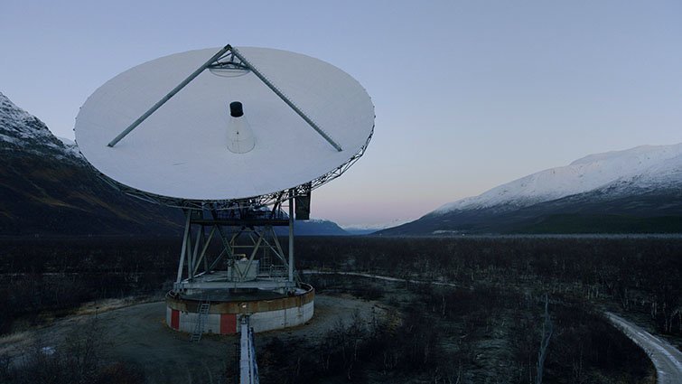 L'antena d'EISCAT situada en Tromsø, Noruega, des d'on es fan les transmissions interior