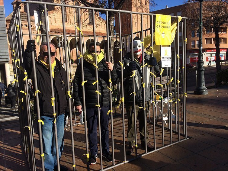 Col·loquen una presó simbòlica a la plaça de l&#39;Ajuntament de Mollerussa