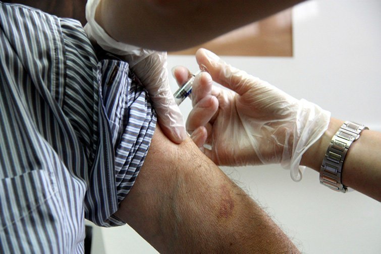 Un pacient rep la vacuna contra la grip