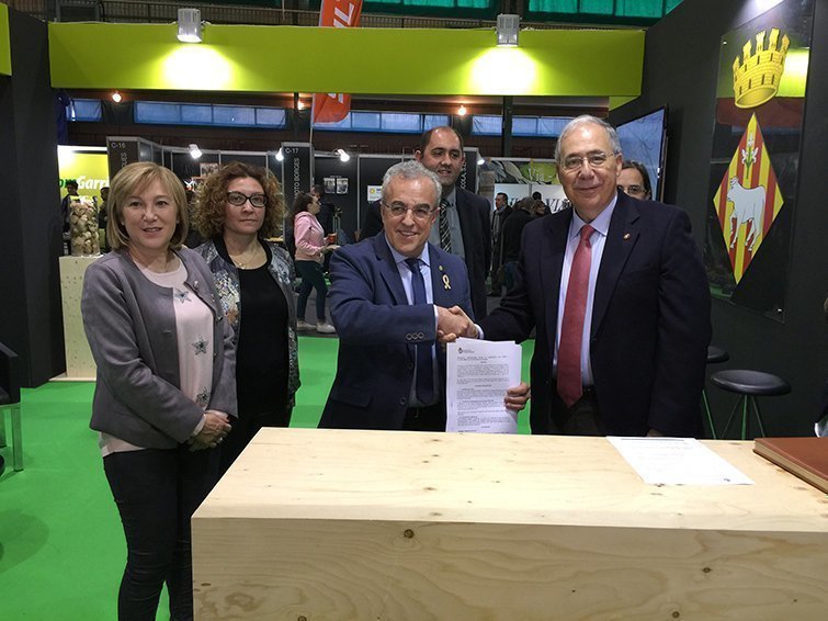 Sigantura de l'acord entre la UdL i l'Ajuntament de les Borges Blanques, en el marc de la Fira de l'Oli i les Garrigues 2018