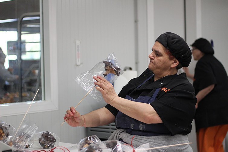 Els empleats de l&#39;obrador El Rosal preparen les galetes de Sant Jordi