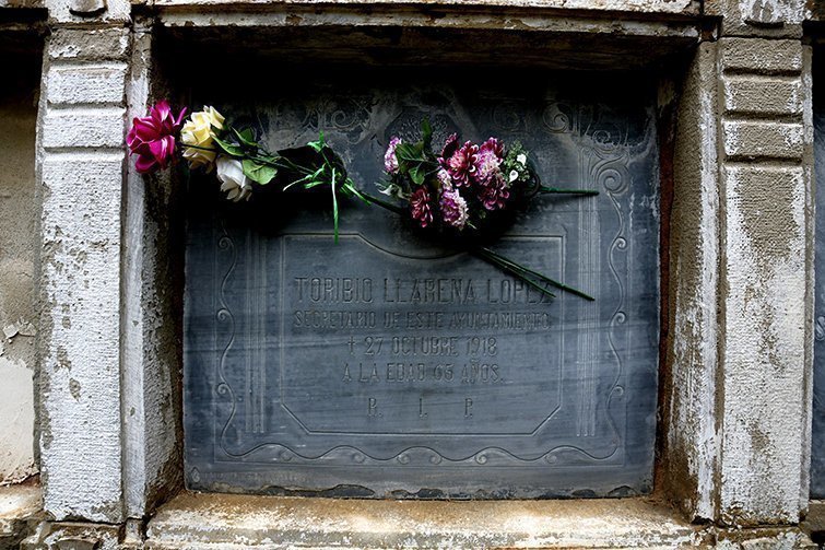 Imatge de la làpida de Toríbio Llarena al cementiri de Torregrossa