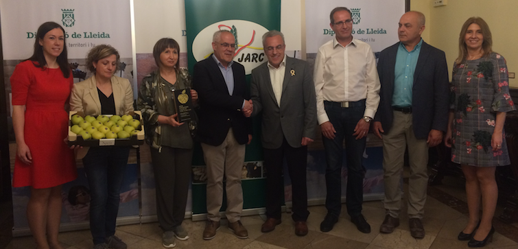 El diputat de Promoció Econòmica de la Diputació de Lleida, Enric Mir, lliurant el Premi Internacional Millor Poma Golden 2018 als responsables de la SAT Apetit Fruits de Bellpuig interior