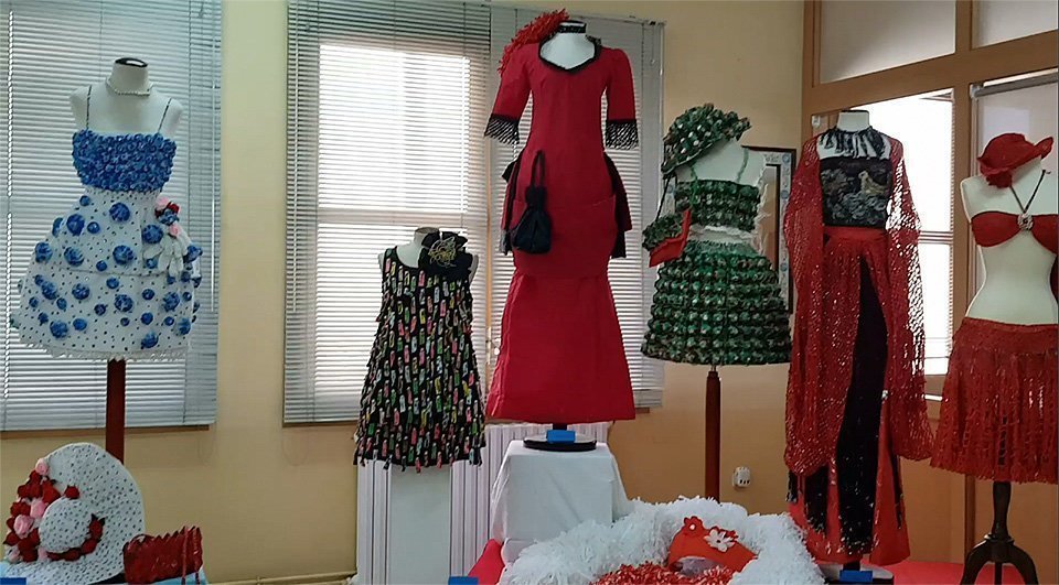Exposició de vestits de paper de les modistes Antonia Alamón i Teresa Codony a Torregrossa