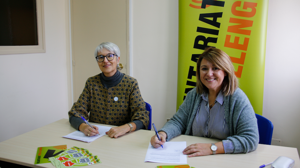 Pilar Sanjuan i Rosa Pujol signant el conveni de col·laboració entre les associacions