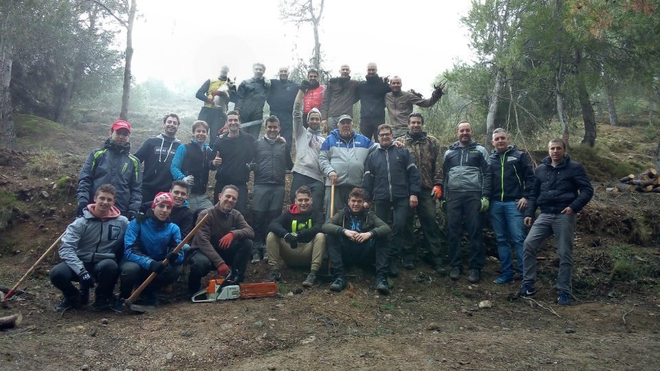 Els voluntaris que han participat en la neteja de la serra del Rosselló