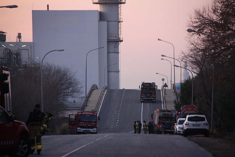 Pla general de l'entrada a la planta d'IQOXE a la Canonja, amb diversos camions de Bombers entrant i sortint. Imatge del 15 de gener del 2020 (horitzontal)