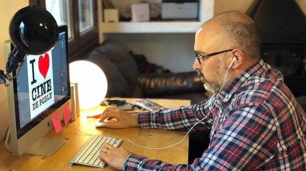 El responsable de Producció de Mitjans Audiovisuals del Circuit Urgellenc, Ramon Bochaca, observa a l'ordinador la imatge gràfica de la campanya 'I Love cine de poble'.