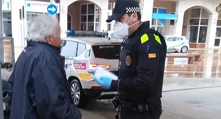 La Policia Local de Tàrrega lliura una mascareta a una persona gran