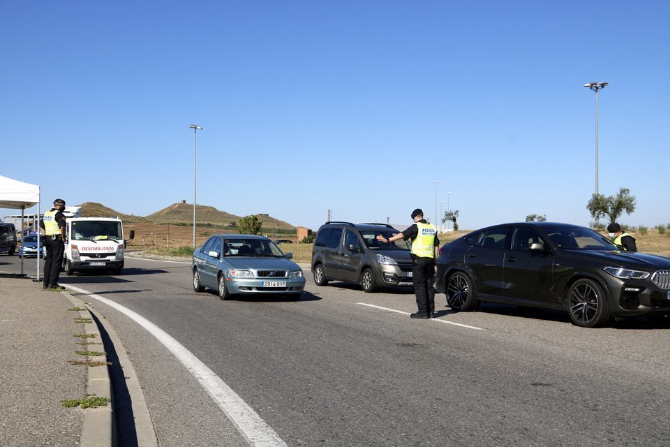 Pla general del control policial de sortida del Segrià a la rotonda dels Alamús, el 6 de juliol de 2020. (Horitzontal)