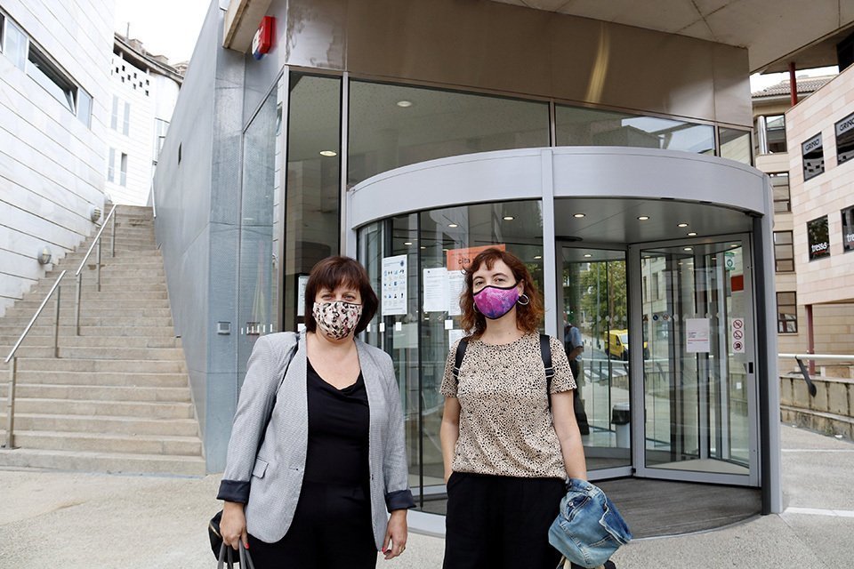 Les advocades Anna Llauradó i Esther Sancho, a la porta dels jutjats de Lleida, abans de la declaració d'un policia espanyol, investigat per l'agressió a Enric Sirvent l'1-O. Imatge del 9 de setembre de 2020. (Horitzontal)