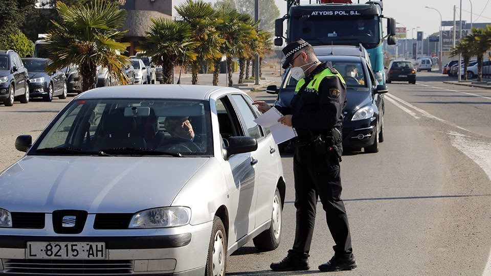 Control de la Policia Local de Mollerussa, a l&#39;accés al municipi des de Barcelona