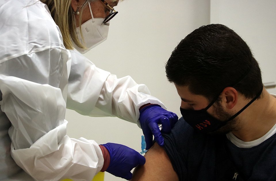 Imatge d'un jove vacunant-se de la grip a Can Comamala de Sant Vicenç dels Horts el 21 d'octubre de 2020. (Horitzontal)
