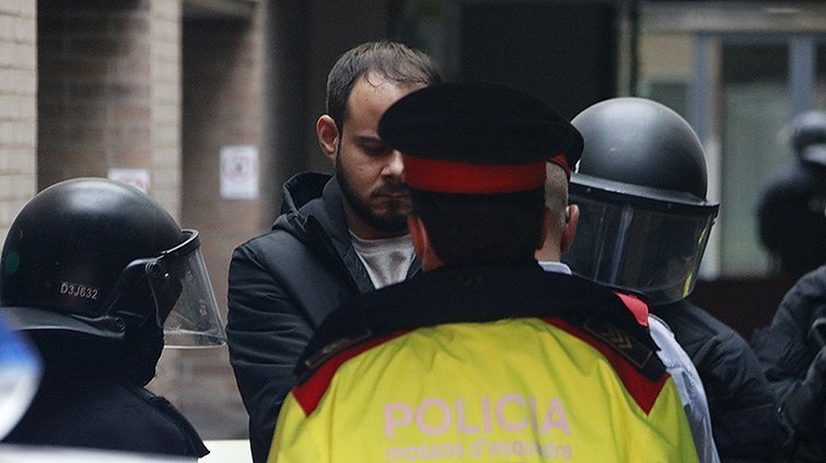 El raper Pablo Hasél, a punt d'entrar al vehicle dels Mossos d'Esquadra després de ser detingut el 16 de febrer del 2021 (horitzontal)