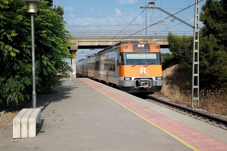 Un tren arriba a l'estació de Golmés