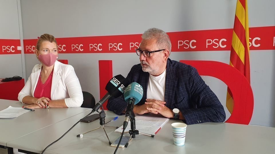 Cedida pel PSC de Lleida
Pla mitjà del cap de l'oposició a la Paeria de Lleida, Fèlix Larrosa, amb la també regidora del PSC, Begoña Iglesias, el 5 d'agost del 2021. (Horitzontal)