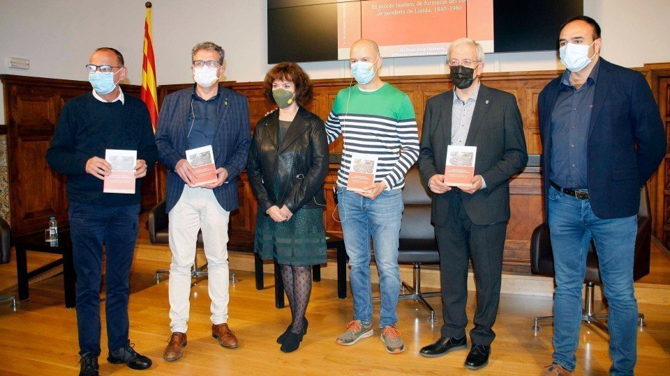Presentació sobre el llibre sobre la història dels bombers a Lleida a l'IEI ©LaMañana