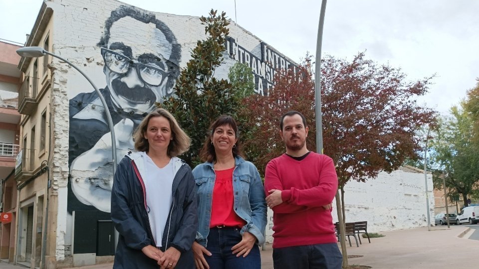L'alcaldessa Alba Pijuan Vallverdú amb el regidor de Cultura i la directora de la Biblioteca de Tàrrega davant del mural dedicat a Pedrolo. Fotografia: Ajuntament de Tàrrega.