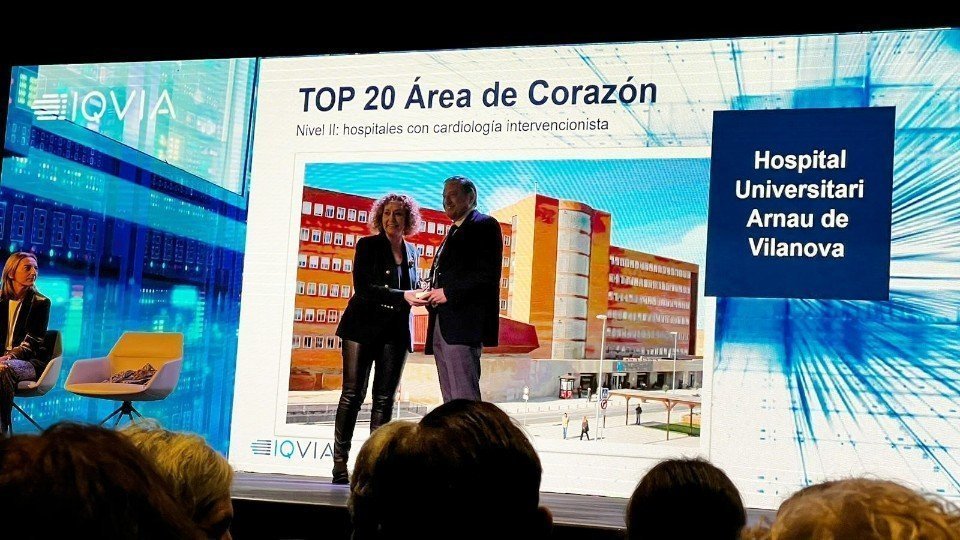 El cap del servei de Cardiologia de l'HUAV, Fernando Worner recollint el premi 'Top 20' a millor servei estatal de cardiologia ©HUAV