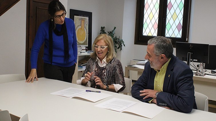 Joan Josep Ardanuy, i Rita Grau signen la cessió del fons de Romero Grau ©IEI