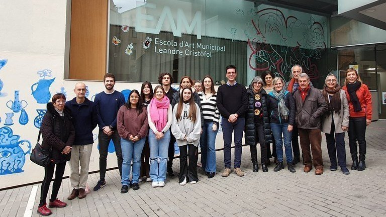 Foto grupal dels alumnes de l'Escola d'Art Municipal Leandre Cristòfol davant del centre educatiu ©Paeria de Lleida