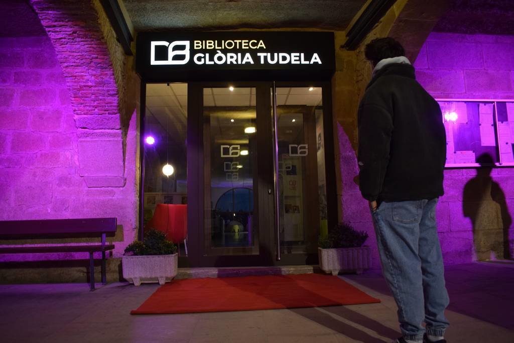 L'entrada de la renovada Biblioteca Glòria Tudela de Vilanova de Bellpuig ©Marta Argilés