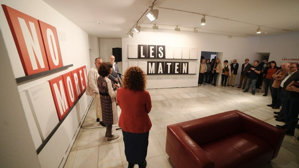 La nova sala d'exposicions de la Paeria acull ja les dues mostres 'Les llengües no moren, les maten' i 'Tot el que no es menja. Banc dels Aliments' ©Mario Gascón