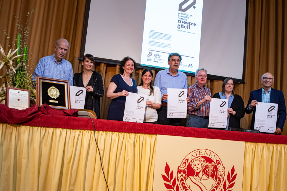 Foto de família dels membres de la junta de la Societat Ateneu de Tàrrega durant la presentació del Premi Mestre Güell de novel·la històrica - Foto: Jordi Vinuesa