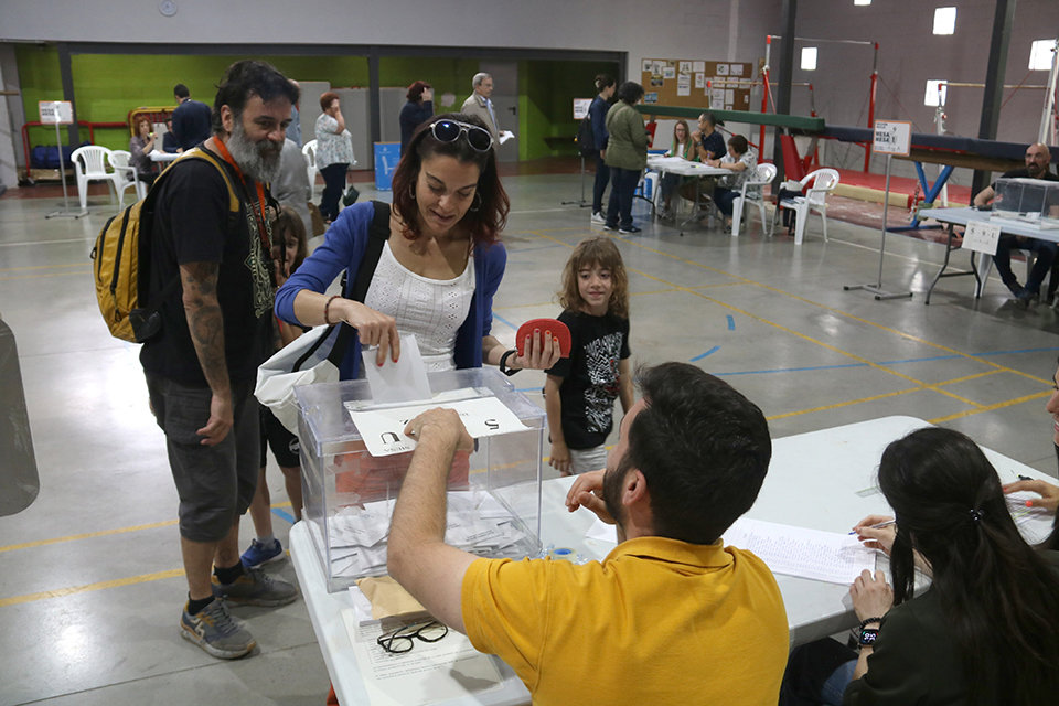 Una família que ha anat a votar aquest diumenge al matí al col·legi Fedac de Lleida

Data de publicació: diumenge 28 de maig del 2023, 14:44

Localització: Lleida

Autor: Ignasi Gómez