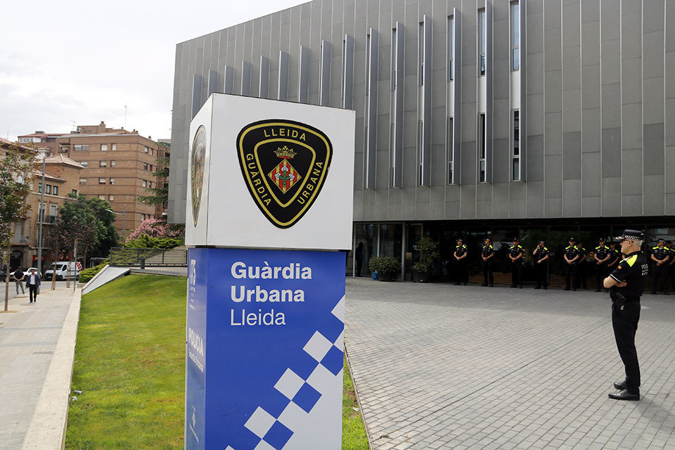 La comissaria de la Guàrdia Urbana de Lleida amb agents formant

Data de publicació: dilluns 19 de juny del 2023, 13:28

Localització: Lleida

Autor: Oriol Bosch