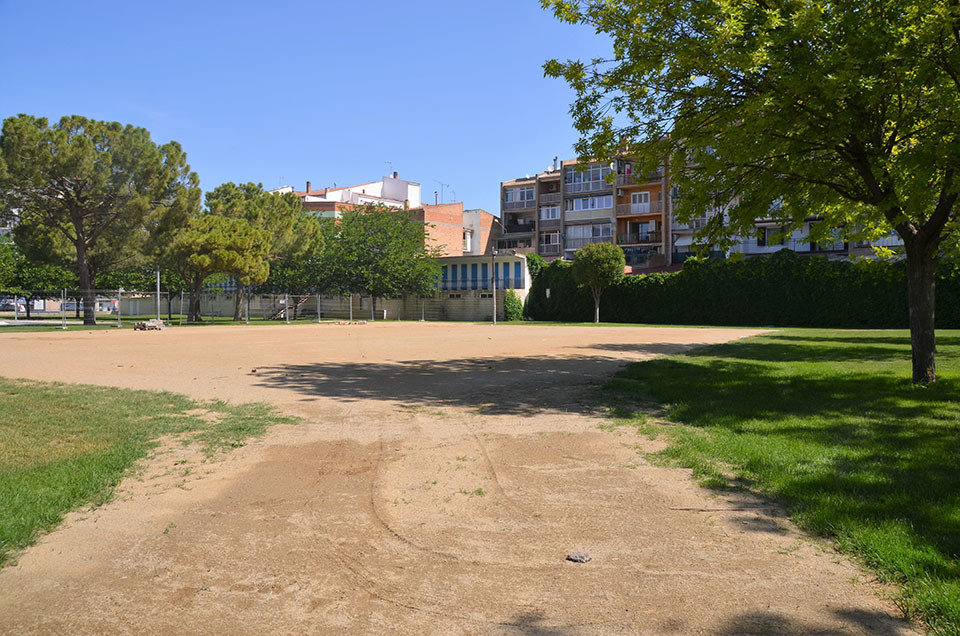 L'àrea on s'emplaçava fins aquest any l'antiga piscina, que va ser coberta en estar en desús - Foto: Ajuntament de Mollerussa