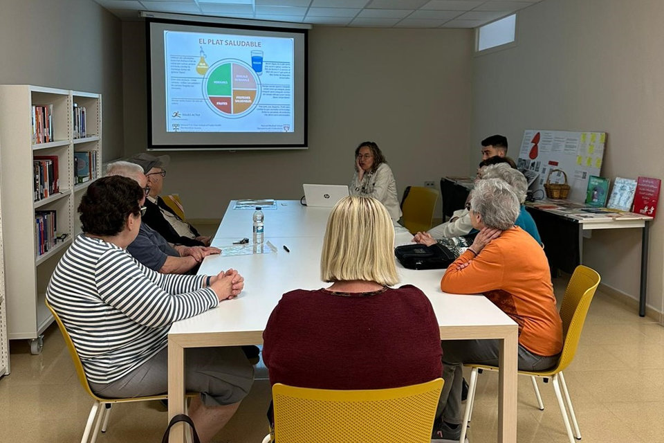 Sessió d'alimentació saludable al local social de Vinaixa, a la regió sanitària de Lleida - Foto: Generalitat de Catalunya