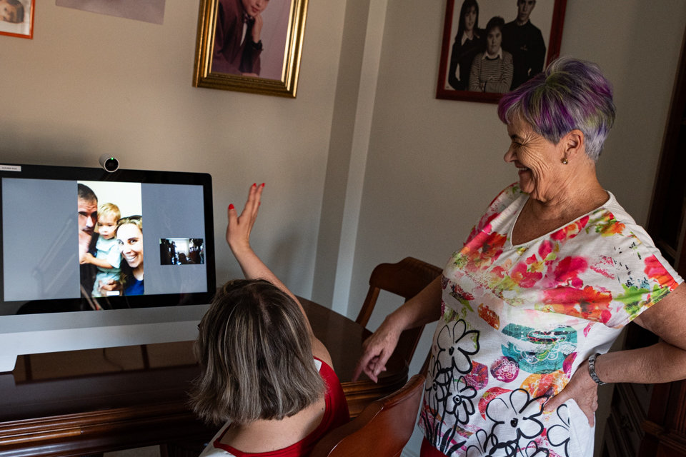 La usuària de la iniciativa 'Un clic, i parlem?' Susana Ruiz saluda en una videotrucada als seus familiars - Foto: Jordi Vinuesa
