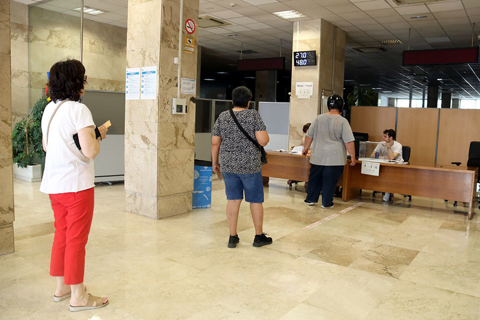 Persones esperant per dipositar els sobres a les urnes en un col·legi electoral a Lleida - Foto: ACN